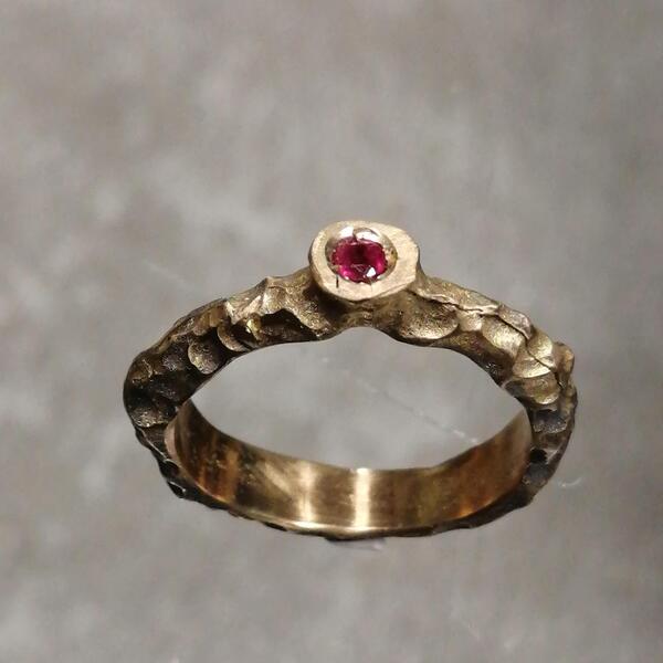 Anello Traccia Rossa in bronzo con rubino artigianale a fascia sottile