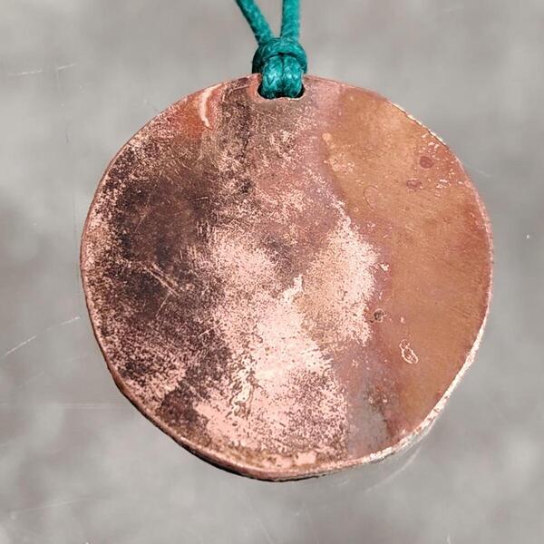 Ciondolo ruota in bronzo fatto a mano: gioiello unisex con cordino, senza nichel, effetto antico vintage e simbolo del ciclo della vita e della fortuna