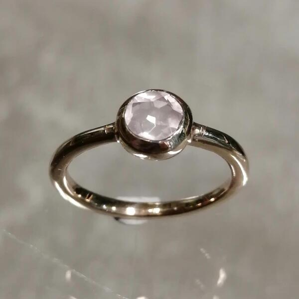 anello artigianale Mille in bronzo e quarzo rosa
