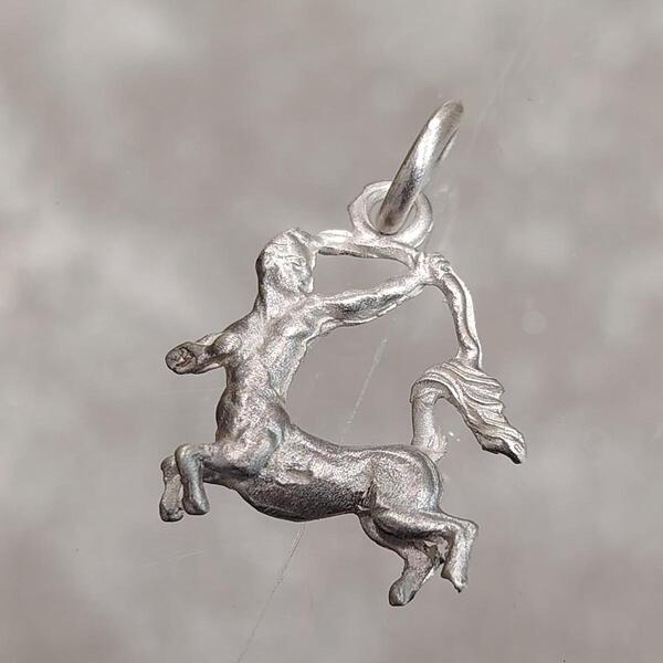 Ciondolo Sagittario Artigianale in Argento 925 Satinato – Gioiello Zodiacale Arciere Fatto a Mano Senza Nichel