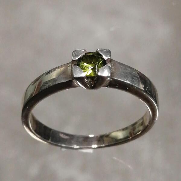anello Romualda in argento 925 e peridoto