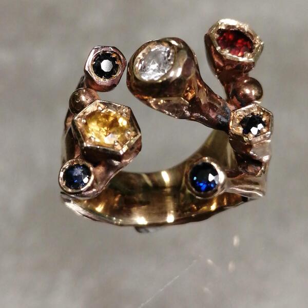 anello in bronzo Kiu con zaffiri, citrino, granato, zircone