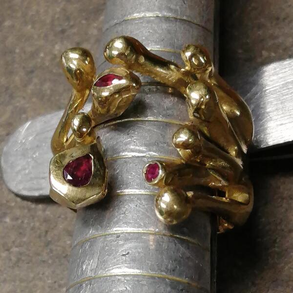 Anello Pistilli in bronzo giallo e rubini