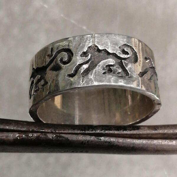Anello uomo scimmiette in argento martellato mis 26