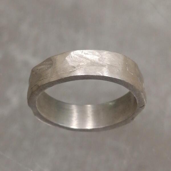 anello Keyo in argento 925 martellato