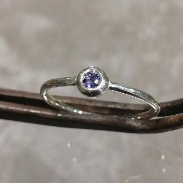 Anello artigianale minimal Cippino in argento 925 e ametista