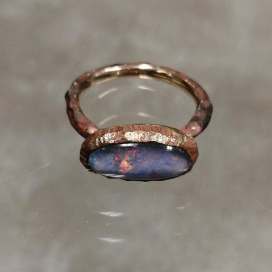 Anello artigianale Oppo in bronzo e opale fatto a mano