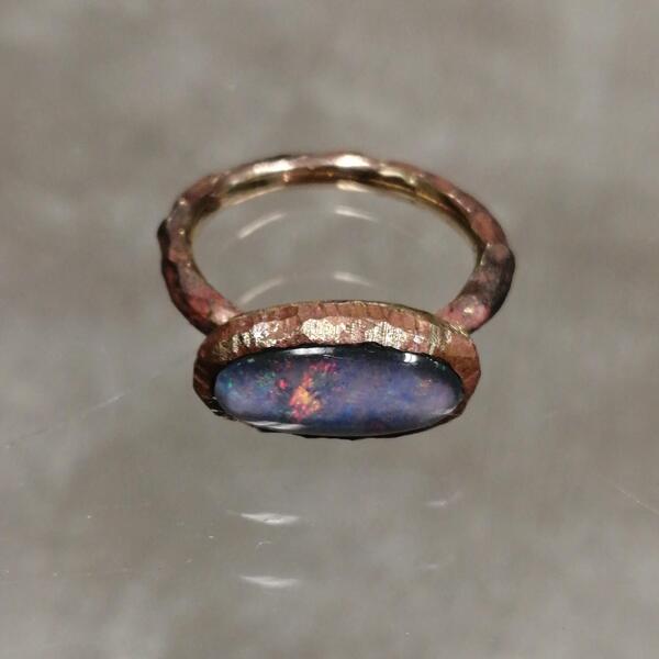 Anello artigianale Oppo in bronzo e opale fatto a mano