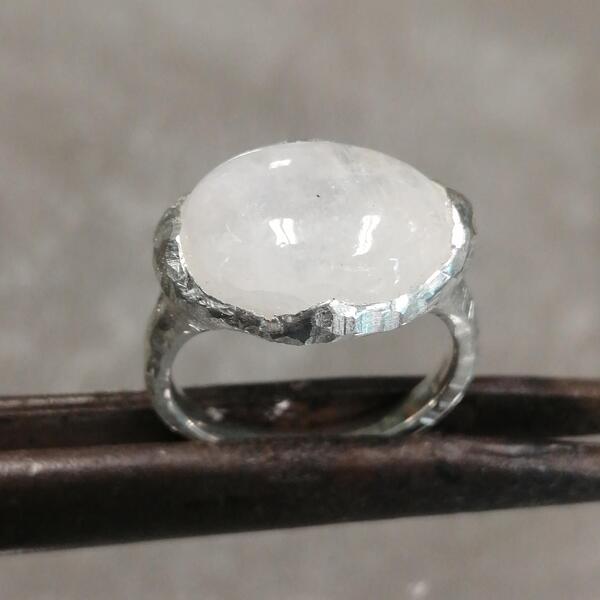 Anello in argento e labradorite bianca