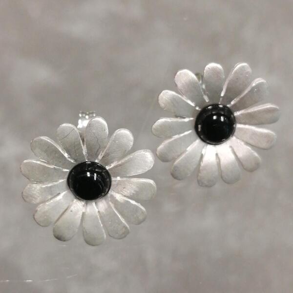 Orecchini artigianali margherita in argento 925 e onice