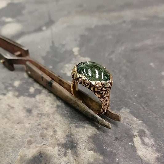 Anello artigianale Arabesco in bronzo con tormalina verde