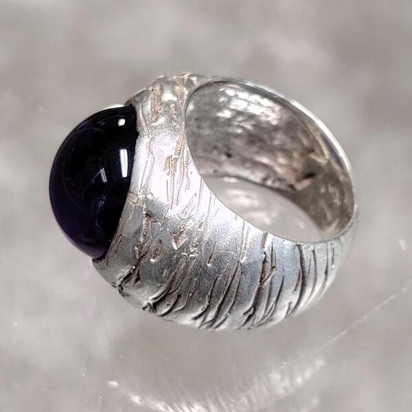 Anello Viola Aura in argento 925 con ametista: gioiello artigianale fatto a mano