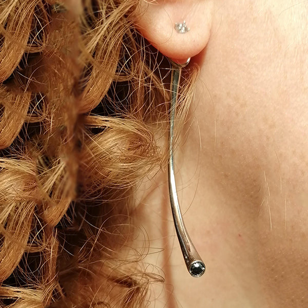 Orecchini artigianali Mara in argento 925 lucido con zircone bianco e nero