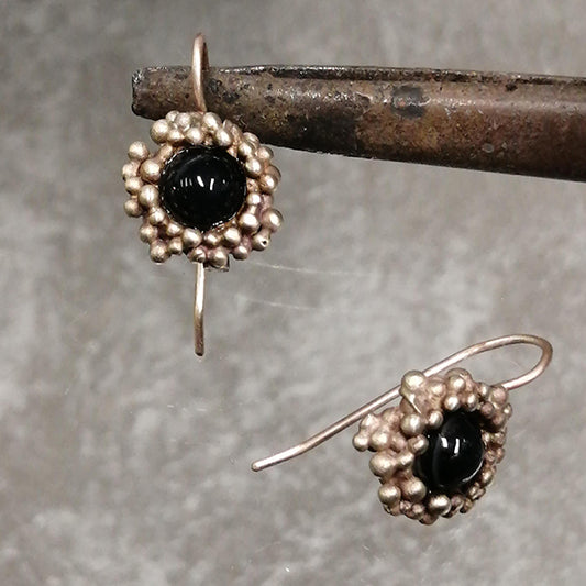 Orecchini artigianali Ball in bronzo rosso con onice