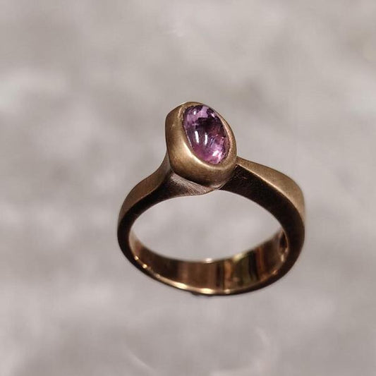 Anello Drin in bronzo con tormalina rosa: gioiello artigianale fatto a mano originale e deciso
