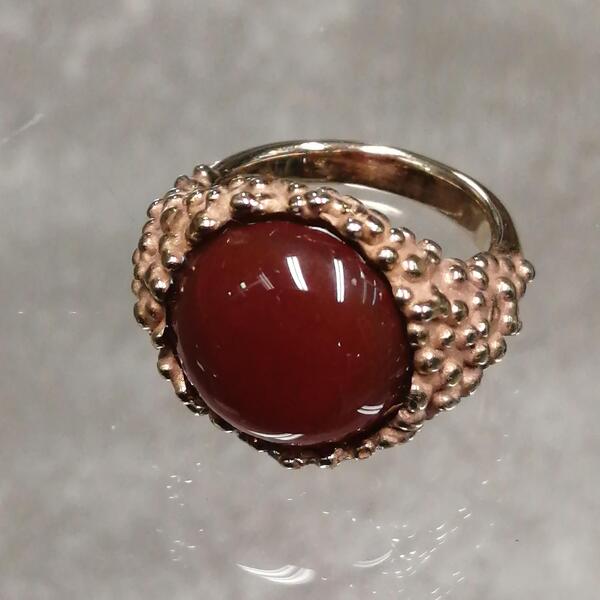 Anello Ball in bronzo rosso con pietra cabochon: design moderno artigianale unisex