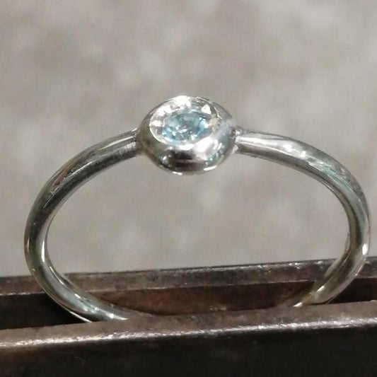 Anello Nucleo in bronzo con topazio azzurro fatto a mano, minimalista e senza nichel