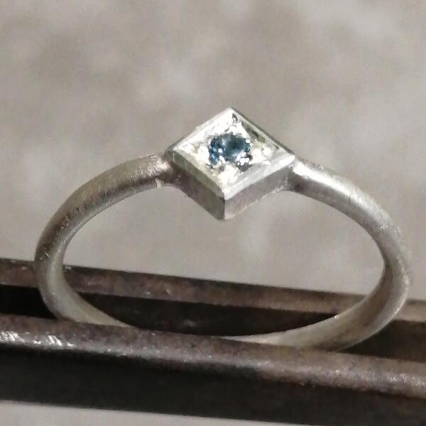Anello Angolo in argento 925 con topazio fatto a mano: gioiello geometrico minimalista senza nichel