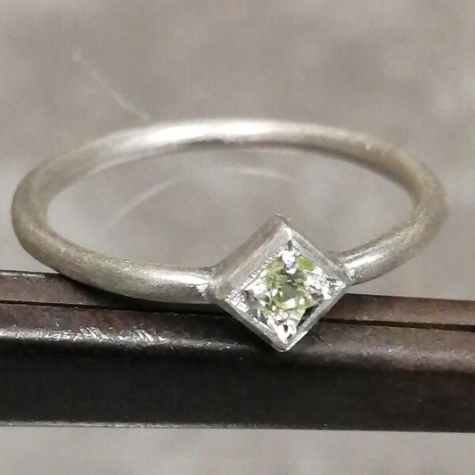 Anello Angolo in argento 925 con peridoto fatto a mano, geometrico e senza nichel