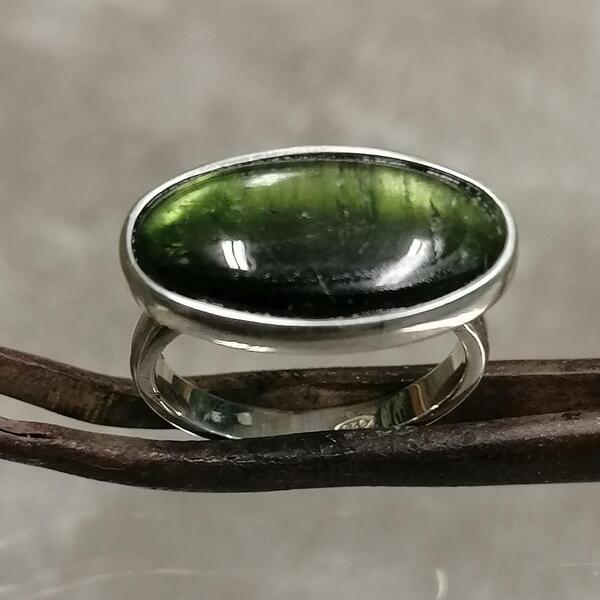 Anello Monia in Argento 925 con Tormalina Verde Naturale: gioiello artigianale fatto a mano a Milano