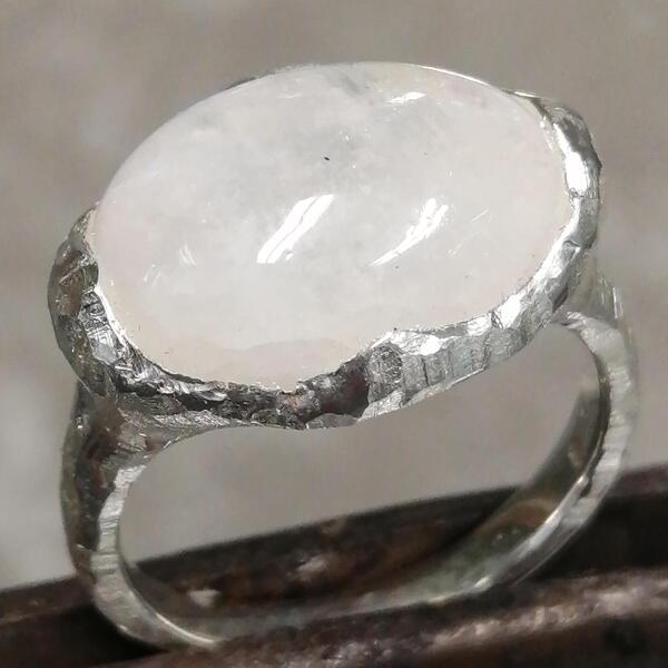 Anello artigianale in argento 925 con labradorite bianca: gioiello fatto a mano senza nichel, design scultoreo