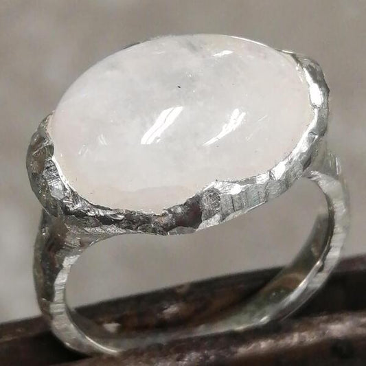 Anello artigianale in argento 925 con labradorite bianca: gioiello fatto a mano senza nichel, design scultoreo