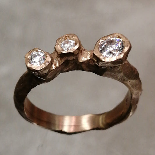 Anello Croods in bronzo rosso: gioiello artigianale primitivo e materico fatto a mano