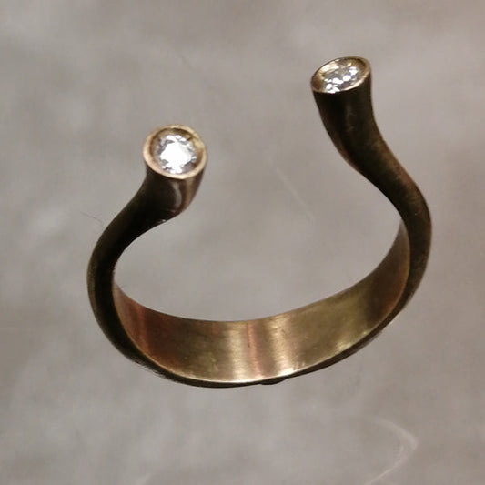 Anello Giorgia in bronzo rosso con zirconi: gioiello artigianale moderno e scultoreo fatto a mano