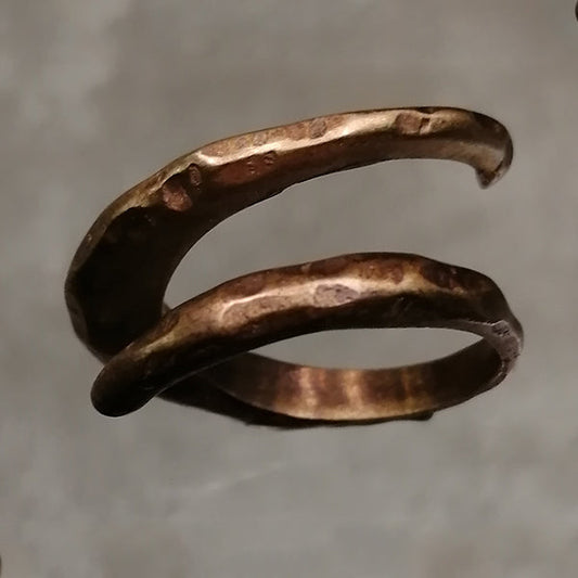 Anello Love in Bronzo Rosso Fatto a Mano: un gioiello artigianale che racconta l'amore