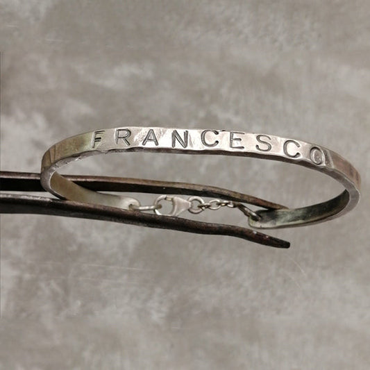 Bracciale Forgia 925  Rigido in Argento 925 Senza Nichel: Lavorazione Artigianale, Finitura Martellata Satinata e Personalizzazione