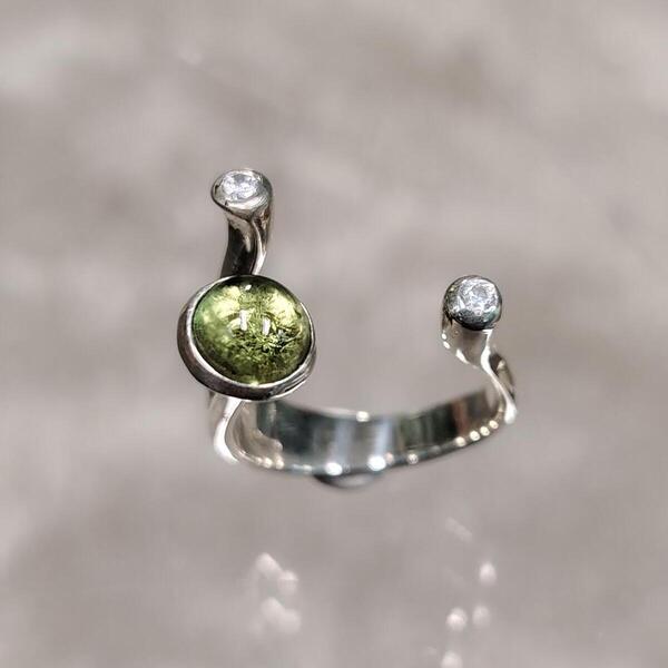 Anello  Equilibrio Tre artigianale in argento 925 con peridoto cabochon e zirconi