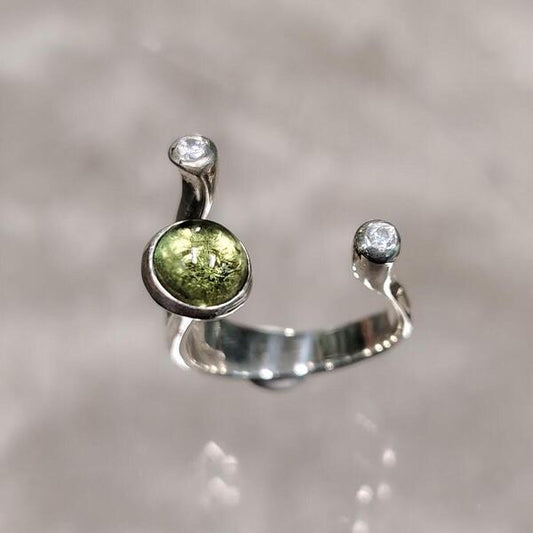 Anello  Equilibrio Tre artigianale in argento 925 con peridoto cabochon e zirconi