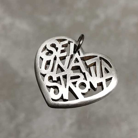 Ciondolo cuore in argento 925 con scritta “sei una stronza”: gioiello artigianale ironico fatto a mano