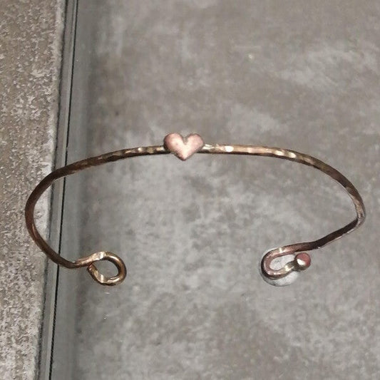 Bracciale rigido in bronzo rosso martellato fatto a mano unisex con cuoricino in rilievo