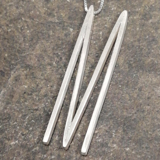 Ciondolo Lettera M in Argento 925 Satinato con Collana 45 cm – Gioiello Artigianale Unisex Fatto a Mano a Milano