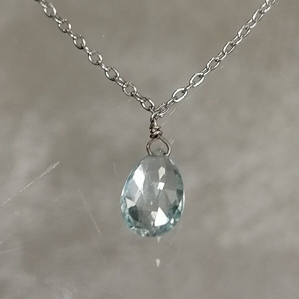 Girocollo in argento 925 con goccia di acquamarina: gioiello artigianale minimal fatto a mano