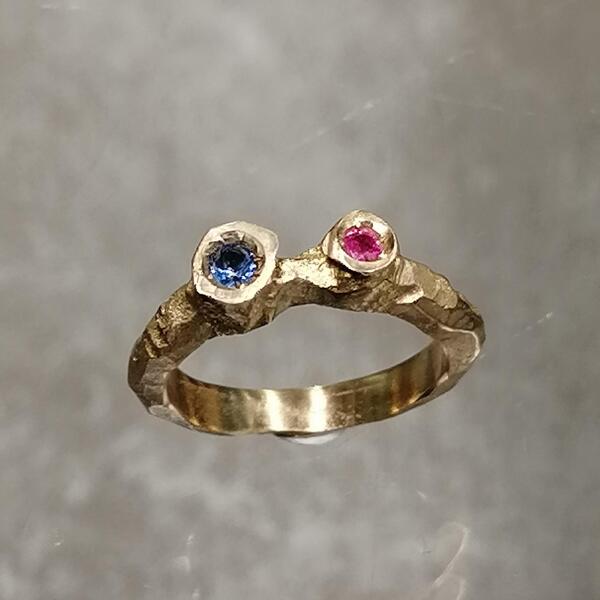 anello artigianale Alaisa in bronzo giallo con zaffiro e rubino