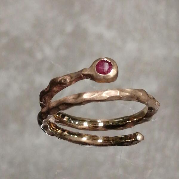 anello  artigianale Amelia bronzo satinato con rubino