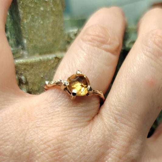 Anello artigianale Elara in bronzo e citrino