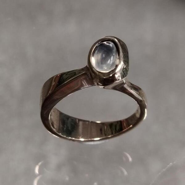 Anello Drin in bronzo satinato e labradorite: design contemporaneo e lavorazione artigianale a Milano