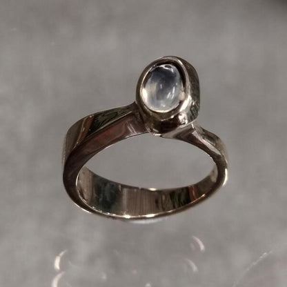 Anello Drin in bronzo satinato e labradorite: design contemporaneo e lavorazione artigianale a Milano
