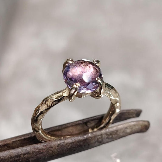 Anello artigianale Amethea in bronzo e ametista