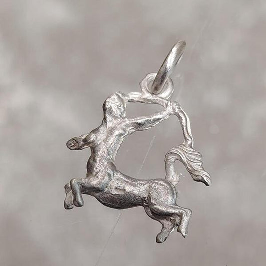 Ciondolo Sagittario Artigianale in Argento 925 Satinato – Gioiello Zodiacale Arciere Fatto a Mano Senza Nichel