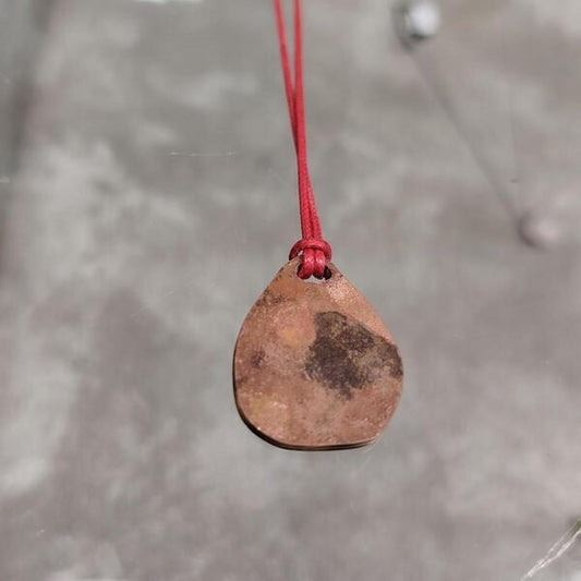 ciondolo artigianale  rupestre in bronzo rosso