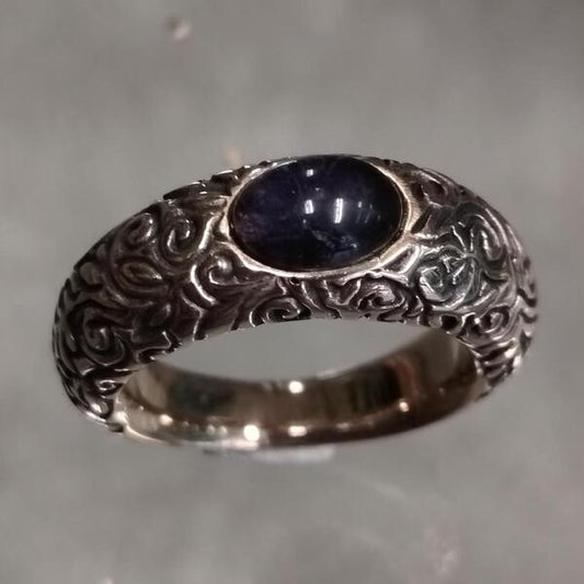 Anello Liù in bronzo lucido e iolite cabochon: gioiello artigianale unisex inciso a mano