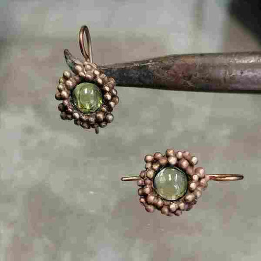 orecchini Camelia in bronzo e peridoti