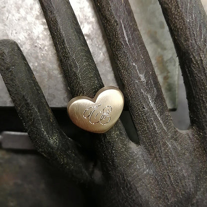 Anello mignolo cuore Tiziana con lettere incise personalizzate – bronzo senza nichel