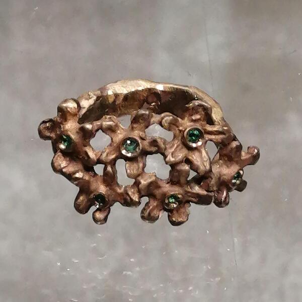 Anello  donna artigianale Alisa fiori in bronzo e smeraldi
