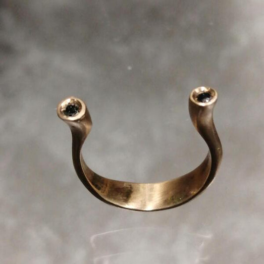 anello Eta in bronzo e zirconi neri