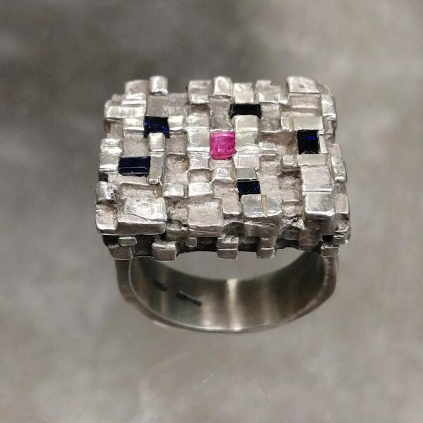 Anello artigianale Tesseract in argento 925 zaffiri e rubino